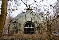 1512_4960  Brunnenhaus an einem der vier Ablagerungsbecken auf dem Wasserfiltrierwerk Kaltehofe. Ab 1893 wurde das aus der Elbe gepumpte Wasser zuerst 2-3 Tage in vier Ablagerungsbecken von den groben Schmutzteilen befreit. Danach wurde es in 22 Filterbecken geleitet, in denen das Wasser durch eine Sandschicht hindurchsickerte und so zur Trinkwasserqualitt gereinigt wurde. 