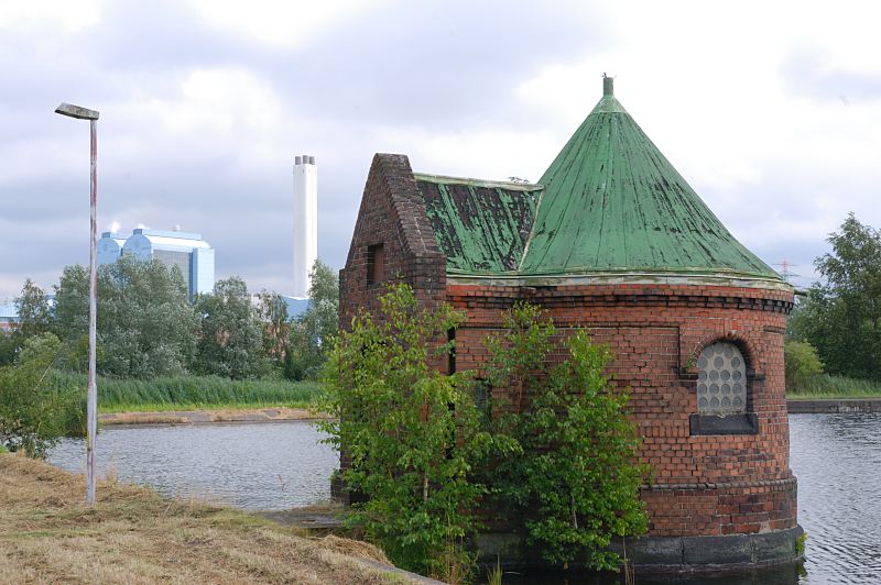 Bilder aus Hamburg Rothenburgsort - Fotos aus dem Bezirk HH-Mitte. Brunnenhaus an der Filtrationsanlage der Stadtwasserkunst Kaltehofe / Rothenburgsort.  1518_4620  Schieberhuschen am Feinfilterbecken auf Kaltehofe - Birken wachsen aus dem Fundament des turmartigen Ziegelgebude. Teile der Wasserkunstanlage auf Kaltehofe soll ab 2009 erschlossen und der ffentlichkeit zugnglich gemacht werden - ein Industriedenkmal der Wasserzubereitung soll entstehen. Neben einem Caf und einem Wasserkunstmuseum sollen drei der Filterbecken als Biotope erhalten bleiben. Drei weitere Filterbecken werden als Modellbootteich, Planschbecken fr Kinder und Wasserspiele gestaltet.  Die Umnutzung des Gebietes ist umstritten, da u.a. ein Teil der Strasse zu dem Gelnde fr den Autoverkehr geffnet werden soll.