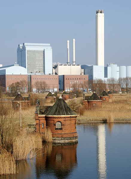 Fotos aus dem Stadtteil Hamburg Rothenburgsort historische Wasserwerke Hamburg.  1520_4920  Blick ber die Brunnenhuschen der historischen Filteranlage der Wasserwerke Rothenburgsort auf der Elbinsel Kaltehofe. Ungefhr 1/3 des Areals soll erschlossen und der ffentlichkeit zugnglich gemacht werden. Neben einem Caf und einem Wasserkunst Museum bleiben drei der Filterbecken als Biotope erhalten. Drei weitere Becken werden als Modellbootteich, Planschbecken fr Kinder und Wasserspiele umgestaltet; die restliche Anlage soll unberhrt bleiben.