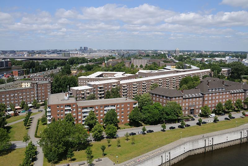 Fotos aus den Bezirken - Hamburg Mitte, Stadtteil Veddel Luftaufnahme vom Wohngebiet und den Backsteinbauten auf der Veddel / Hamburg Fotografie Christoph Bellin. 212_0008 GBlick ber die Backstein - Wohngebude auf der Veddel. Im Bildzentrum die Schule am Slomanstieg, lks. davon der Kirchturm der Immanuelkirche. Im Vordergrund die Promenade am Mggenburger Zollkanal.