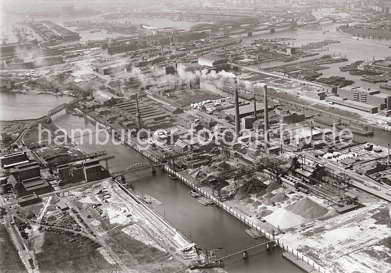 Aufnahmen aus den Bezirken Hamburgs; HH - Mitte, Stadtteil Veddel altes Luftfoto vom Industriegebiet Peute und der Norddeutschen Affinerie ca. 1931 / Hamburger Fotografie Christoph Bellin. 214_1_1425 Zwischen dem Mggenburger Kanal und dem Hovekanal liegt die Industrieanlage der Norddeutschen Affinerie auf der Peute. Am linken Bildrand der Peutehafen und die Norderelbe mit den Elbbrcken und ganz rechts oben der Billehafen in Hamburg Rothenburgsort. Links der Mggenburger Zollhafen mit dem Moldau- und Hansahafen im Hintergrund.