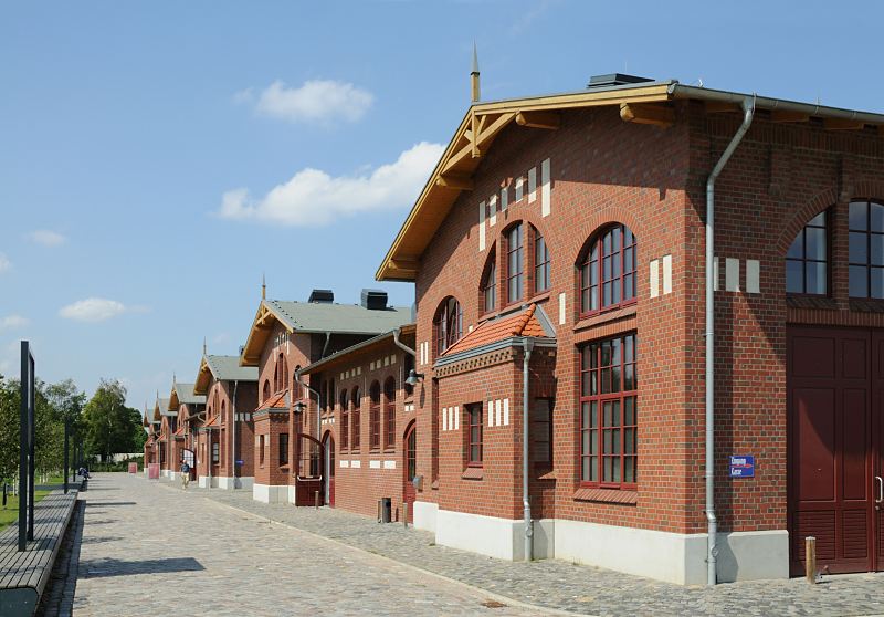 Fotos aus den Hamburger Bezirken und Stadtteilen - Hamburg Veddel Auswandererhallen auf der Veddel - Ballinstadt. . Hamburgbilder Christoph Bellin. 218_4278 Die BallinStadt – Auswandererwelt Hamburg ist ein Auswanderungsmuseum auf der Veddel, das an der Stelle des frheren Hamburger Auswanderungszentrums errichtet wurde. Eine Ausstellung zeigt mit historischen Exponaten das  Leben in den Auswandererhallen und den Ablauf der beschwerlichen Reise.An Internet-Terminals der Ballinstadt kann in Passagierlisten nach ausgewanderten Ahnen geforscht werden. Zwischen 1850 und 1939 war Hamburg das „Tor zur Welt“ fr ca. fnf Millionen europische Auswanderer, die auf der Flucht vor politischer und religiser Verfolgung waren oder einfach um einem Leben in Armut und Hunger zu entgehen, ber Hamburg die „Alte Welt“ verlieen. 1901 liess Albert Ballin, Generaldirektor der Hamburg-Amerikanische-Paketfahrt-Actien-Gesellschaft (HAPAG), auf der Veddel die Auswandererhallen errichten. Diese Massenunterknfteam Mggenburger Zollhafen hatten einen eigenen Gleisanschluss, vier Schlaf- und Wohnbaracken, zwei bequemere Unterknfte, eine groe Speisehalle, Wasch- und Sanitreinrichtungen, eine Synagoge und eine Kirche fr die beiden christlichen Konfessionen sowie ein Verwaltungsgebude.