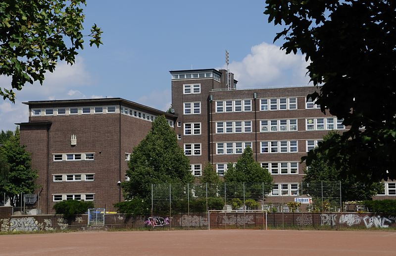 Bilder aus dem Bezirk Hamburg-Mitte; Stadtteil Veddel 221_4307 Bei der Bebauung der Veddel mit der typischen Hamburger Klinker Architektur der 1920er Jahre gab der Hamburgische Oberbaudirektor Fritz Schumacher die einheitliche Gestaltung der Huser mit roten Ziegelfassaden und flachen Dchern vor. Die einzelnen Baublcke, die sich um einen zentralen Platz mit Schule gruppieren, wurden nach Plnen verschiedener Hamburger Architekten errichtet.An der Grundschule und integrierten Haupt- und Realschule Slomanstieg lernen ca. 450 Schler und Schlerinnen.