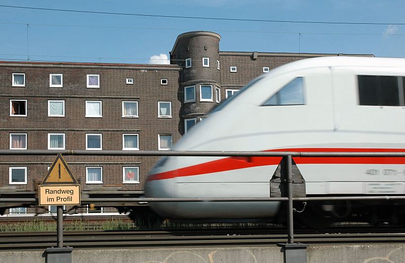 Bilder aus dem Bezirk Hamburg-Mitte; Stadtteil Veddel InterCity-Zug Bahngleise Veddel, Ziegel-Wohnblock - Hamburgfotos Christoph Bellin. 223_0399 Eisenbahnstrecke am Rand der Veddel. Ein InterCityExpress ICE fhrt Richtung Hamburger Hauptbahnhof - im Hintergrund einer der typischen Backstein-Wohnblocks auf der Veddel.