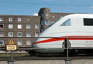 223_0399 Eisenbahnstrecke am Rand der Veddel. Ein InterCityExpress ICE fhrt Richtung Hamburger Hauptbahnhof - im Hintergrund einer der typischen Backstein-Wohnblocks auf der Veddel.