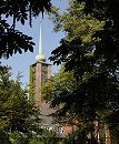 225_4303 Die Immanuelkirche auf der Veddel wurde ursprnglich 1905 errichtet und 1944 durch Bomben zerstrt. 10 Jahre wurden die Auswandererhallen als Gemeinderaum genutzt bis 1954 die Immanuel Kirche neu errichtet wurde.