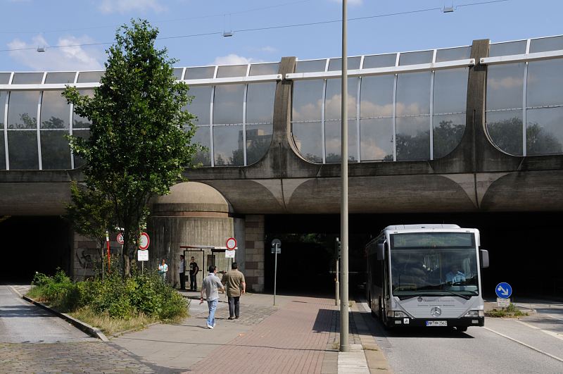 Hamburgbilder vom Stadtteil Hamburg Veddel, Bezirk Hamburg Mitte. Bushaltestelle Hovestrasse - Lrmschutzwand der Autobahn A255-  Fotograf von Hamburg Christoph Bellin. 226_4320 Bushaltestelle Hovestrasse auf der Veddel - ein Autobus hat gerade die Unterfhrung unter der Autobahn A255 / Abzweig Veddel durchfahren. Die Autobahn ist mit einer hohen Lrmschutzwand versehen, die die Gerusche des Autoverkehrs vom Wohngebiet der Veddel abhlt.