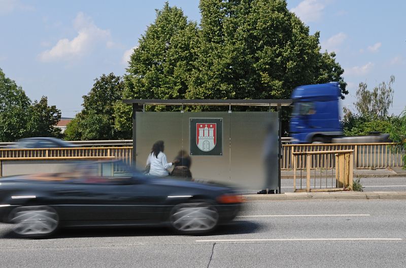 Hamburgbilder vom Hamburger Stadtteil Veddel, Bezirk Hamburg Mitte. Bushaltestelle Veddeler Marktplatz - Hamburgwappen, Autoverkehr. Hamburgfotografie Christoph Bellin. 227_4326 Beim Bau der Autobahn Abzweig Veddel wurden die restlichen Huser am Veddeler Markt abgerissen - die Bushaltestelle mit dem Hamburger Wappen, der weissen Burg auf rotem Grund, trgt noch den Namen Veddeler Marktplatz . Autoverkehr braust an beiden Seiten vorbei.