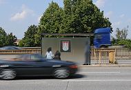 227_4326 Beim Bau der Autobahn Abzweig Veddel wurden die restlichen Huser am Veddeler Markt abgerissen - die Bushaltestelle mit dem Hamburger Wappen, der weissen Burg auf rotem Grund, trgt noch den Namen Veddeler Marktplatz; Autoverkehr braust an beiden Seiten vorbei.