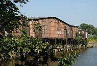 228_4227 Blick ber den Veddeler Marktkanal zu einem historischen Lagerhaus am Ufer des Kanals. Ein Steg und Eisendalben ermglichten ein Anlegen von Schiffen. Das Lagergebude ist in Fachwerkbauweise errichtet, die Zwischenrume sind mit Ziegelsteinen ausgefllt. Der hintere Teil des Marktkanal hat keinen Zufluss zu Elbe mehr.