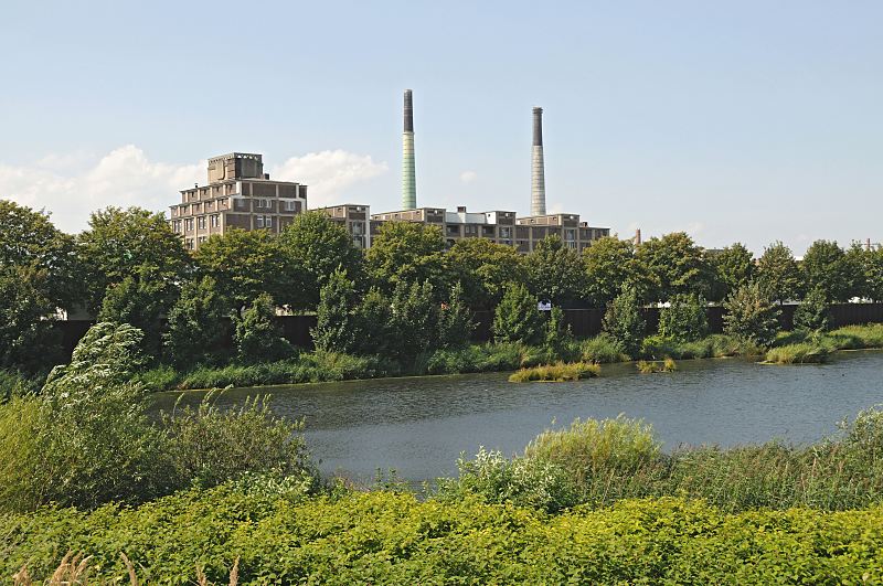 Bilder aus dem Bezirk Hamburg - Mitte, Stadtteil Veddel. Binneninsel Peute - Industriegebiet / Gewerbegebiet. Fotos aus Hamburg - Christoph Bellin. 233_4273 Die Peute ist ein Teil der Elbinsel Wilhelmsburg zwischen der Norder- und der Sderelbe. Die Peute war ein adeliges Lehnsgut, das 1806 von der Stadt Hamburg aufgekauft wurde. Der Elbdurchstich der Norderelbe 1879 trennte Kaltehofe und die Peute. Im Vordergrund ein Teil des Hafenbeckens des Peuterhafens, das abgetrennt und renaturalisiert wurde. Die Backsteinarchitektur mit den beiden hohen Fabrikschloten gehrte ehem. der Groeinkaufs-Gesellschaft Deutscher Consumvereine mbH GEG.