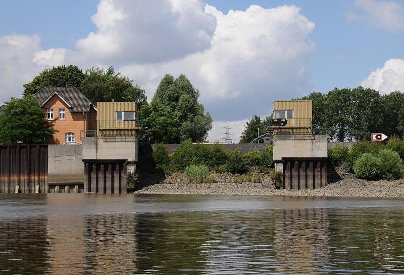 Bilder aus den Hamburger Bezirken - Bezirk Hamburg Mitte, Peute / Veddel; stillgelegte Mggenburger Schleuse. Fotograf Christoph Bellin, Hamburg.  237_2_0590 Blick von der Norderelbe auf die ehemalige Mggenburger Schleuse auf der Peute / Veddel; die Durchfahrt zum Mggenburger Kanal und dem Hovekanal wurde stillgelegt und zugeschttet.