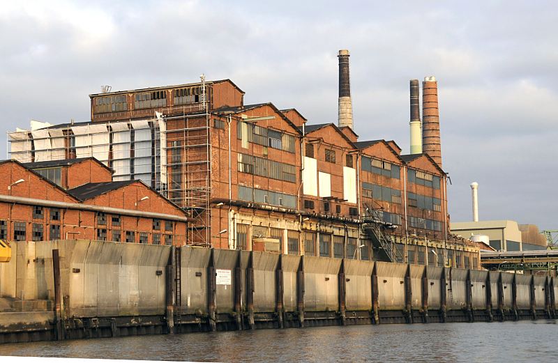 Bilder aus den Stadtteilen Hamburgs: Peute - Veddel, Bezirk Hamburg Mitte Mggenburger Kanal - Industriegebiet Hamburg Peute, Veddel. Hamburg-Bilder Christoph Bellin.</title> 240_2150 Historische Fabrikarchitektur am Mggenburger Kanal zum Betriebsgelnde der Aurubis, die als Norddeutschen Affinerie ihren Betrieb 1913 auf die Peute verlegt hat. Die Kupferhtte ist der grte Kupferproduzent Europas fast 50% der Flche von der Peute wird von der Firma genutzt.