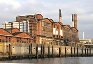 240_2150 Historische Fabrikarchitektur am Müggenburger Kanal zum Betriebsgelände der Aurubis, die als Norddeutschen Affinerie ihren Betrieb 1913 auf die Peute verlegt hat. Die Kupferhütte ist der größte Kupferproduzent Europas, fast 50% der Fläche der Peute wird von der Firma genutzt.