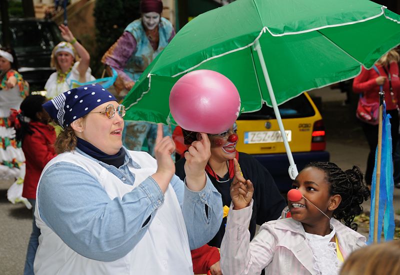 Umzug Fest der Kulturen - Spassmacherinnen, Jongleurerin, Clownin  Bilder aus den Hamburger Bezirken - Mitte, Stadtteil Wilhelmsburg 100_10_9975 Beim Umzug Fest der Kulturen haben auch die Kinder viel Spass - es wird whrend des Weges jongliert, gelacht und getanzt.