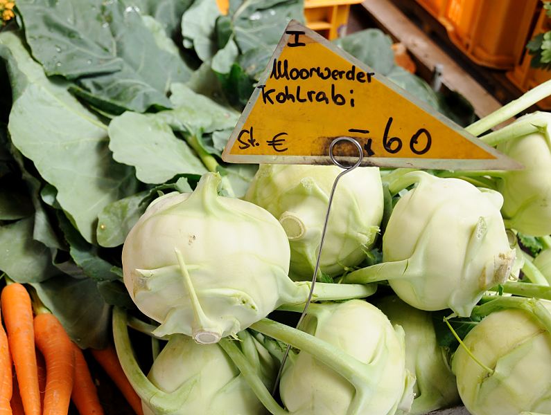 Wochenmarkt auf dem Stbenplatz - Gemse aus Hamburg Moorwerder  Bilder aus dem Hamburger Bezirk Mitte; Stadtteil Wilhelmsburg  100_3_9802 Auf dem Wilhelmsburger Wochenmarkt wird Gemse aus Moorwerder angeboten; frischer Moorwerder Kohlrabi liegt in der Kiste, daneben frische Mhren. www.bilder-hamburg.de