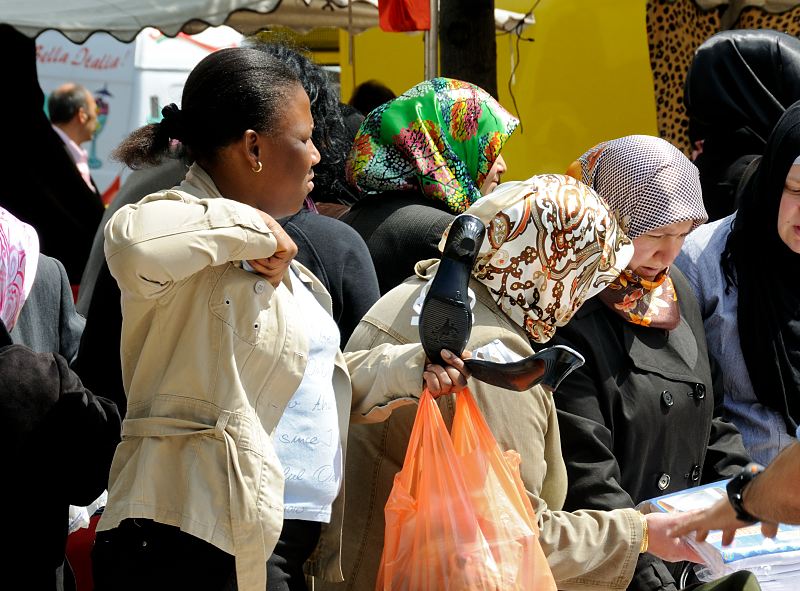 Sonnabends Wochenmarkt Wilhelmsburger Stbenplatz Hamburg-Fotos aus dem Bezirk Mitte; Stadtteil Wilhelmsburg  100_6_9880 Neben Kleidung und Obst / Gemse knnen auf dem Wilhelmsburger Wochenmarkt selbstverstndlich auch Schuhe gekauft werden.