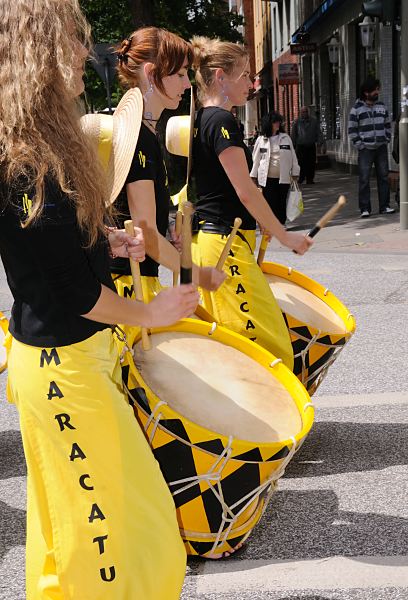 Hamburg-Fotos aus Hamburg Wilhelmsburg  100_9_9956 Der Freundeskreis MARACATU hat sich die Pflege und Frderung der brasilianischen Musikkultur zum Ziel gesetzt. Beim Wilhelmsburger Umzug Fest der Kulturen haben sie mit ihren TrommlerInnen teilgenommen.