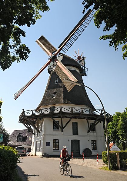 Fotos aus Hamburg - Wilhelmsburg  112_8956 Die Windmhle Johanna wurde 1885 als Galerie- Hollndermhle gebaut und arbeitete bis 1960. Die Stellung der Mhlenflgel zeigt, dass die Windmhle Arbeitspause hat. www.fotos-hamburg.de