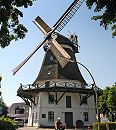 112_8956 Die Windmhle Johanna wurde 1885 als Galerie- Hollndermhle gebaut und arbeitete bis 1960. Die Stellung der Mhlenflgel zeigt, dass die Windmhle Arbeitspause hat. www.fotos-hamburg.de