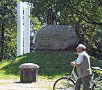 115_8989 Das Deichdenkmal erinnert an die 1333 begonnene Eindeichung Wilhelmsburg; es wurde 1933 errichtet, die Daten sind in eine grossen Findling graviert. Als Mahnmal wurden 1964 die weissen Stelen aufgestellt, die an die Opfer der Flutkatastrophe von 1962 erinnern sollen. Damals kamen ca. 200 Menschen aus Wilhelmsburg ums Leben. www.fotos- hamburg.de