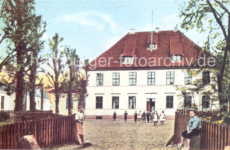 ehem. Hannoversches Amtshaus -  Kirchdorfer Schule mit Kindern auf dem Schulhof  historische Bilder aus Wilhelmsburg - Kirchdorf  117_1977 Das alte Hannoversche Amtshaus wurde 1724 auf den Grundmauern der Grotenburg errichtet. 1865 wird das Gebude verkauft und als Kirchdorfer Schule genutzt. Kinder kommen aus dem Gebude und stehen auf dem Schulhof. Mdchen tragen weisse Schrzen, die Jungen Mtzen - im Vordergrund sitzt ein Junge barfuss auf einem Prellstein.  www.hamburger-fotoarchiv.de