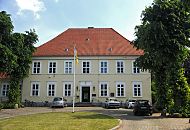 118_9106 Das alte Hannoversche Amtshaus Wilhelmsburg wurde 1724 auf den Grundmauern der Grotenburg errichtet. 1865 wird das Gebude verkauft und als Kirchdorfer Schule genutzt. Seit Mitte des 20. Jahrhunderts hat dort das Museum Elbinsel Wilhelmsburg seinen Sitz - in seinen Rumen zeigt das Museum die Geschichte und buerliche Kultur Wilhelmsburgs.  www.fotos- hamburg.de