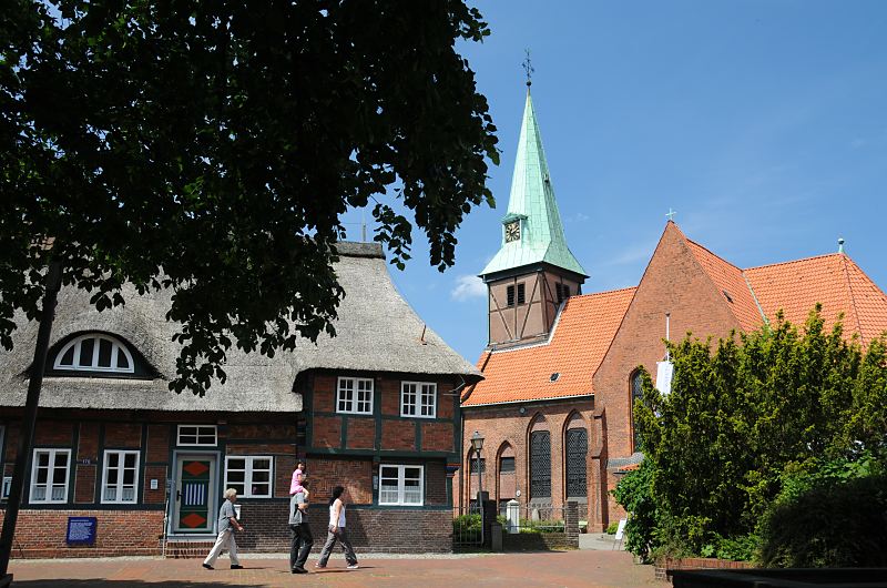 historische Kreuzkirche; Ksterhaus, lteste Haus Wilhelmsburgs Fotos aus dem Bezirk Hamburg-Mitte, Stadtteil Wilhelmsburg - Ortsteil Kirchdorf 121_9089 ABlick auf die evangelisch lutherische Kreuzkirche in Hamburg Kirchdorf. Die Fachwerk-Saal-Kirche entstand 1614 und bildet den historischen Kern von Wilhelmsburg. Das strohgedeckte Fachwerk-Ksterhaus wurde 1660 erbaut und gilt als das lteste Haus von Wilhelmsburg; es markiert den frheren Ortsmittelpunkt der Elbinsel.  www.fotos- hamburg.de