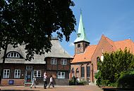 121_9089 Blick auf die evangelisch lutherische Kreuzkirche in Hamburg Kirchdorf. Die Fachwerk-Saal-Kirche entstand 1614 und bildet den historischen Kern von Wilhelmsburg. Das strohgedeckte Fachwerk-Ksterhaus wurde 1660 erbaut und gilt als das lteste Haus von Wilhelmsburg; es markiert den frheren Ortsmittelpunkt der Elbinsel.  www.fotos- hamburg.de