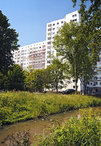 Fotos von der Elbinsel Wilhelmsburg Kirchdorf Sd  123_9003 Blick ber die Amtshofwettern zu Hochhusern am Karl-Arnold-Ring in Kirchdorf-Sd. Der Begriff "iWettern" bezeichnet einen in Marschgebieten angelegter Kanal, der zur Entwsserung dient. www.fotos-hamburg.de