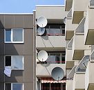 126_9087 Balkone in der Wilhelmsburger Wohnsiedlung Kirchdorf Süd. Satellitenschüsseln sind an den Fenstern montiert - einige Jalousien schützen vor der Sonne. Bettdecken sind zum Lüften aus einem Fenster gehängt. ©www.fotos-hamburg.de