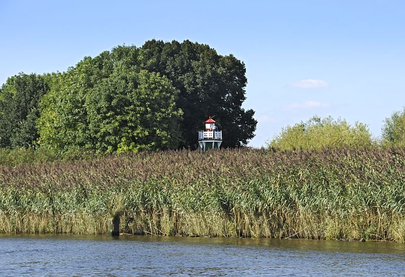 Leuchtfeuer Bunthaus - Bunthuser Spitze Sderelbe  Hamburg-Bilder aus dem Bezirk Mitte; Stadtteil Wilhelmsburg -  Moorwerder. 137_9802 An der Bunthuser Spitze der Wilhelmsburger Elbinsel teilt sich die Elbe in die Norderelbe und Sderelbe. Das Leuchtfeuer Bunthaus hat die Schifffahrt ab 1914 bis 1977 mit einem Rundumfeuer auf die Fahrwassertrennung hingewiesen. Der Leuchtturm aus Holz hat eine Hhe von ca. 7m; die historische Leuchtfeueranlage ist als letztes Leuchtfeuer dieser Bauweise seit 2005 unter Denkmalschutz.  