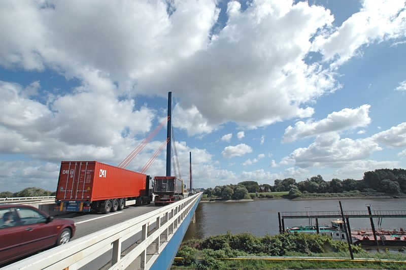 142_6384 Autobahnbrcke der A1 ber die Norderelbe bei Hamburg Moorwerder, auf der gegenber liegenden Seite liegen die historischen Wasserwerke mit Filterbecken von Hamburg Rothenburgsort / Kaltehofe. 