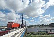 142_6384 Autobahnbrcke der A1 ber die Norderelbe bei Hamburg Moorwerder, auf der gegenber liegenden Seite liegen die historischen Wasserwerke mit Filterbecken von Hamburg Rothenburgsort / Kaltehofe.