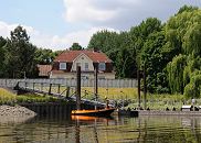 146_0624  Wassertreppe und Anlegeponton an der Bunthuser Spitze - in dem Gebude der Stackmeisterei hat jetzt das Elbe-Tideauenzentrum Bunthaus seinen Sitz. Das Tideauenzentrum ist eine Informations- und Begegnungssttte zum Thema Natur an der Elbe.