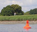 147_0645  An der Bunthuser Spitze teilt sich der Elblauf in die Norderelbe, die an den St. Pauli Landungsbrcken vorbeifhrt und in die Sderelbe, die an Harburg entlang am Khlbrand wieder mit der Norderelbe zusammenfliet. Das Leuchtfeuer Bunthaus hat die Schifffahrt ab 1914 bis 1977 mit einem Rundumfeuer auf die Fahrwassertrennung hingewiesen. Der Leuchtturm aus Holz hat eine Hhe von ca. 7m; die historische Leuchtfeueranlage ist als letztes Leuchtfeuer dieser Bauweise seit 2005 unter Denkmalschutz. Im Vordergrund eine rote Fahrwassertonne, die auf die Backbordseite des Fahrwassers hinweist. 