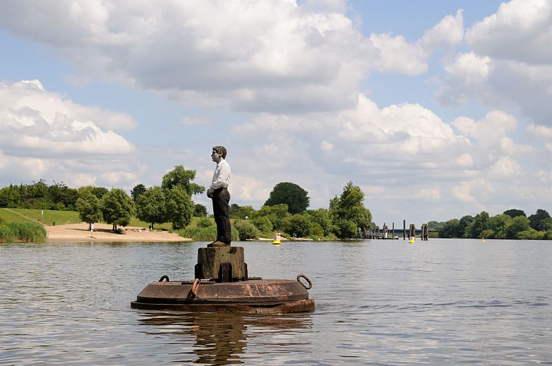 Hamburg-Motive aus den Bezriken; Hamburg-Mitte; Sderelbe bei Wilhelmsburg Kunstwerk "Mann auf Boje" Badestrand Finkenriek - Sderelbe 157_0753  Auf der Sderelbe bei Hamburg Stillhorn schwimmt eine der vier Holzskulpturen die zu dem Gesamtkunstwerk "Vier Mnner auf Bojen" gehren. Als Kunstwerks im ffentlichen Raum sind diese Skulpturen auf der Alster, Bille und Elbe zu finden sind ( weitere: Alster/Schwanenwik; Elbe/Strandperle; Bille/Bergedorfer Hafen). Der Bildhauer Stephan Balkenhol hat die Figuren 1993 aus Eichenstmmen gefertigt.