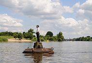 157_0753  Auf der Sderelbe bei Hamburg Stillhorn schwimmt eine der vier Holzskulpturen die zu dem Gesamtkunstwerk "Vier Mnner auf Bojen" gehren. Als Kunstwerks im ffentlichen Raum sind diese Skulpturen auf der Alster, Bille und Elbe zu finden sind ( weitere: Alster/Schwanenwik; Elbe/Strandperle; Bille/Bergedorfer Hafen). Der Bildhauer Stephan Balkenhol hat die Figuren 1993 aus Eichenstmmen gefertigt.