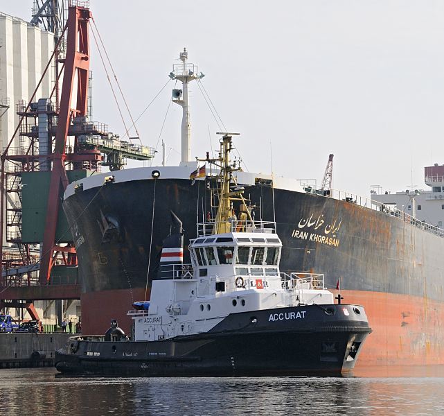 Hamburgbilder aus Bezirk Mitte - Stadtteil Wilhelmsburg - Reiherstig Anlegemanver - Schlepper + Schiffsbug 164_1013Der 31m lange und fast 4000 PS ( 2900 KW) starke Schlepper ACCURAT untersttzt den Massengutfrachter IRAN KHORASAN bei dem Anlegemanver im Reiherstieg. Der Schlepper hlt die Bugleine straff und ermglicht so dem Frachter das parallele anlegen am Kai.