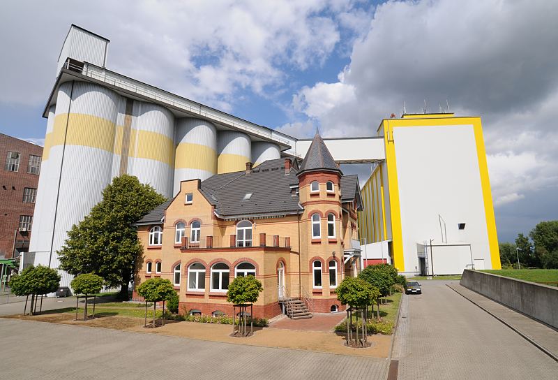 Fotografien aus Hamburg - Mitte / Stadtteil Wilhelmsburg - Reiherstieg. Grnderzeitarchitektur - Getreidemhle, Getreidesilo 168_0473 Diamant-Mehl Getreidesilo + Getreidemhle am Reiherstieg - im Vordergrund die Villa des Grnders der Diamant-Mhle Georg Plange - die Villa mit den gelben Klinkern und dem Erkerturm wurde 1897 erbaut.