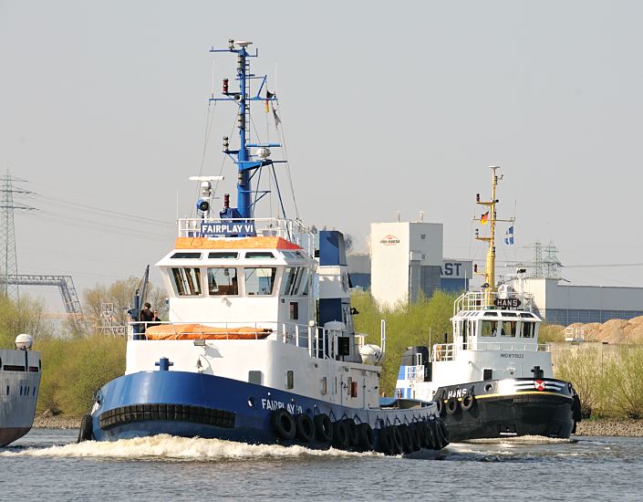 Hamburg Bilder aus den Stadtteilen, HH-Mitte - Wilhelmsburg - Reiherstieg. 169_5948 Die beiden Schlepper FAIRPLAY VI und HANS fahren auf dem Reiherstieg, um ein dort abfahrbereites Frachtschiff auf dem engen Wasserweg ber die Rethe in die Elbe zu Schleppen.