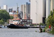 170_0829 Der Schlepper BUGSIER 18 fhrt auf dem Reiherstieg; auf dem anderen Ufer des Hamburger Wasserwegs, der die Sderelbe und Norderelbe verbindet -  Silogebude auf der HOHEN SCHAAR. Diese Elbinsel gehrt auch zu dem Stadtteil Wilhelmsburg. Rechts stehen Angler an der Mndung des Schmidt-Kanals in den Reiherstieg - sie haben mehrere Angeln ausgelegt und warten auf einen Fang.