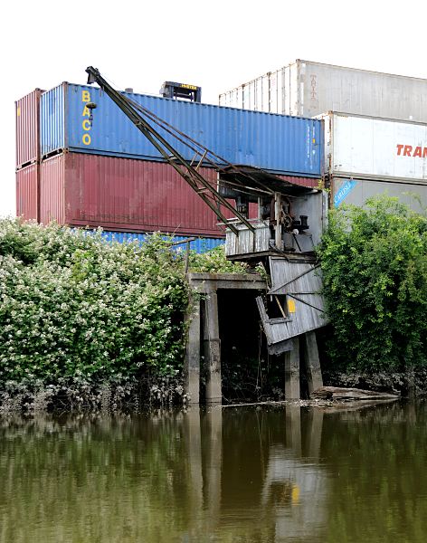 Schmidt-Kanal, Containerlager Hafenkran Hamburg Bilder aus dem Bezirk HH-Mitte 172_0807 Containerlager mit leeren Containern am Ufer des Schmidtkanals. Ein alter, verrotteter Hafenkran zeugt davon, dass dort ursprnglich Gter von Schuten gelscht und an Land gehievt wurden.