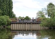 174_0802 Der Schmidtkanal ist nach den beiden Architekten Franz-Peter und Hermann-Johannes Schmidt benannt, die das Gelnde erschlossen und den Kanal 1895 gebaut haben. Der ussere und innere Schmidt-Kanal wurden durch eine Schleuse getrennt, der hintere Teil spter zugeschttet. Zwei Angler stehen auf der Spundwand, die jetzt das Ende des Schmidtkanals bildet, dahinter ist das hlzernen Stemmtor der alten Schleuse zu erkennen.