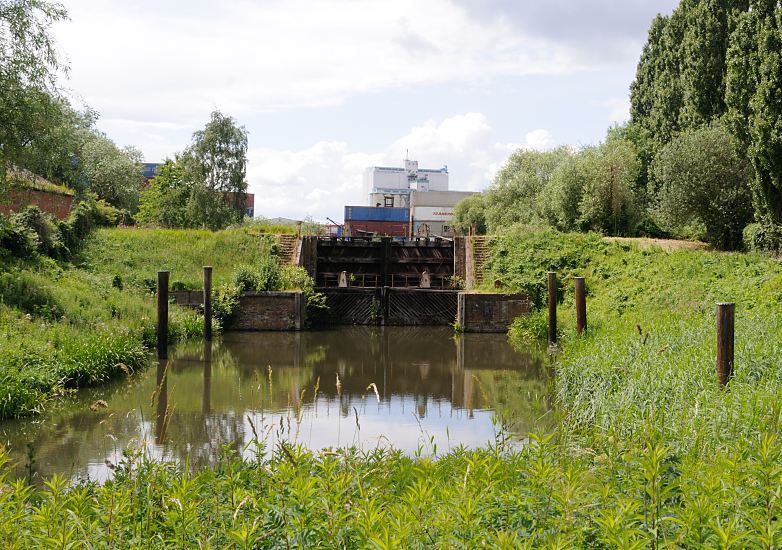 Hamburg-Fotos aus den Stadtteilen / Hamburg Wilhelmsburg - Bezirk HH Mitte   Schmidtkanal - Schleusenkammer; historische Schleuse 175_0401 Blick zum Schleusentor vom Schmidtkanal - der 1895 gebaut Kanal wurde durch eine Schleuse getrennt. Da der hintere Teil des Kanals spter zugeschttet wurde ist die Schleusenkammer jetzt ohne Zufluss und wird als Regenauffangbecken genutzt. An den alten Holzdalben haben die Schiffe / Schuten fest gemacht, die dort geschleust wurden.