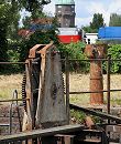 177_0419 Die Mechanik der historischen Schleuse am Schmidt-Kanal ist verrostet und nicht mehr funktionstüchtig. Im Hintergrund der Wilhelmsburger Wasserturm. 