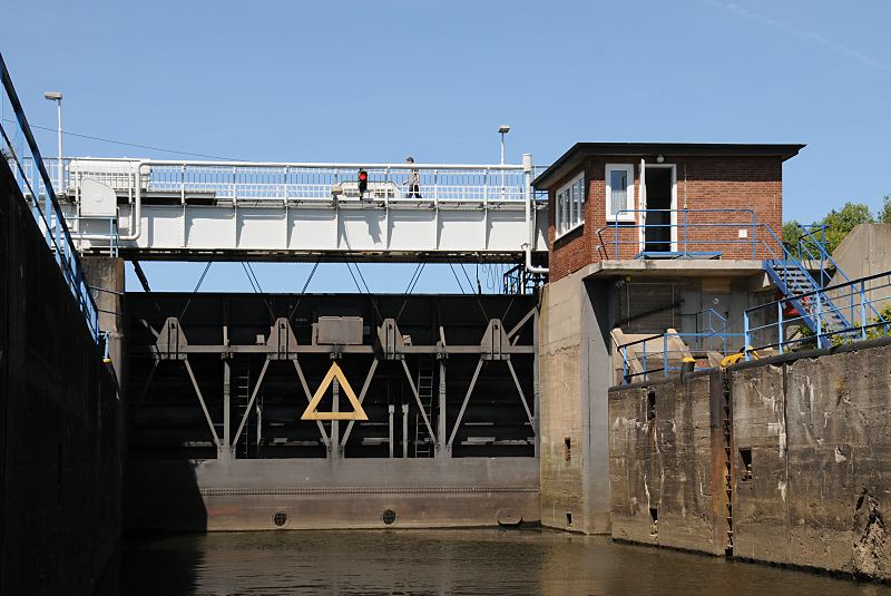 Bilder aus den Hamburger Bezirken - Hamburg Mitte, Wilhelmsburg Schleuse Ernst-August-Kanal, Schleusenkammer 51_8624 Die Wilhelmsburger Ernst-August-Schleuse wurde 1852 beim Bau des Ernst-August-Kanals errichtet und regelt den Wasserstand zwischen Kanal und dem tideabhngigen Elbe Seitenarm Reiherstieg als Wasser-Verbindung zur Norder- und Sderelbe. Die alte Schleuse wird stillgelegt, eine kleinere Anlage mit einer Verbindung durch den Kltjenfelder Hauptdeich wird errichtet. Das Schleusentor ist geschlossen, die Schleusenkammer ist mit Wasser gefllt; der Pegel wird dem Wasserstand des Ernst-August-Kanals angepasst. www.fotograf-hamburg.com