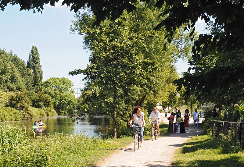 Hamburg-Motive aus dem Bezirk Mitte, Stadtteil Hamburg-Wilhelmsburg Naherholungsgebiet Ernst-August-Kanal; SpaziergngerInnen - Fahrrad, Kanu  61_9459 Das Ufer des Ernst-August-Kanals ist fr die Bewohner und Bewohnerinnen Wilhelmsburg und den Besuchern des Stadtteils ein Naherholungsgebiet. Sie knnen dort am Wasser  spazieren gehen, Fahrrad fahren oder mit dem Kanu auf dem Kanal paddeln.  www.fotograf- hamburg.com