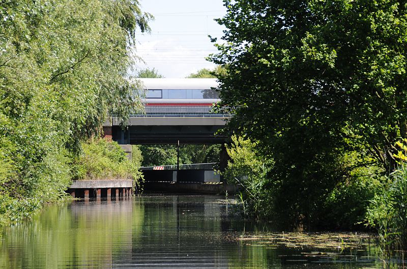 Fotos aus dem Bezirk Mitte, Stadtteil Hamburg Wilhelmsburg Bahnbrcke ber den Ernst-August-Kanal - Mndung Wilhelmsburger Dove Elbe 63_8736 Blick vom Ernst-August-Kanal zur Mndung der Wilhelmsburger Dove-Elbe; ein Zug fhrt ber die Eisenbahnbrcke.  www.fotograf- hamburg.com