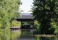 63_8736 Blick vom Ernst-August-Kanal zur Mndung der Wilhelmsburger Dove-Elbe; ein Zug fhrt ber die Eisenbahnbrcke.  www.fotograf- hamburg.com